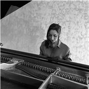 Diplomata presso il Conservatorio di Palermo con lode e menzione, insegno pianoforte per tutti i livelli.